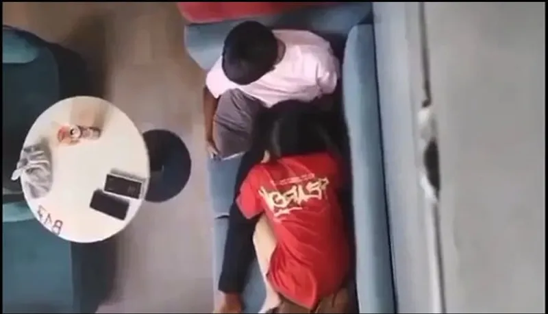 Quay lén con ghệ mút bú cho tình nhân nơi công cộng