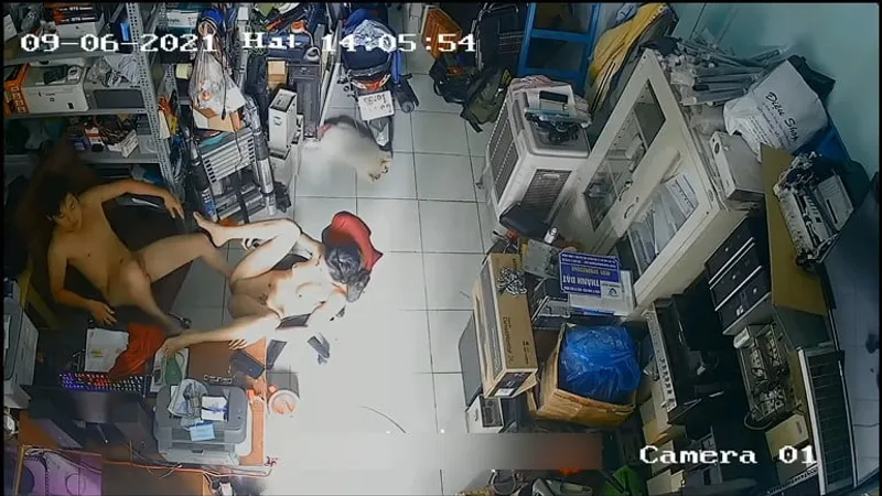 Cô vợ ông xã địt nhau trong của của quý máy tính